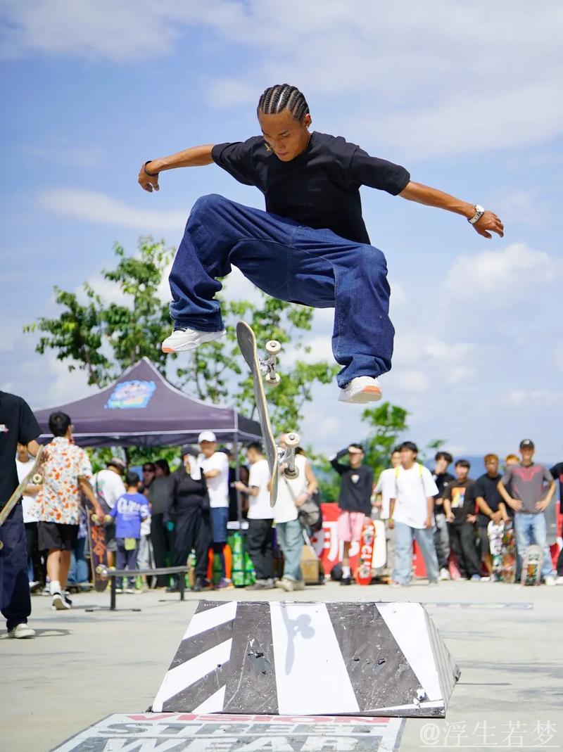 滑板与旋转冰盘的奇妙相遇 滑板与旋转冰盘的奇妙相遇