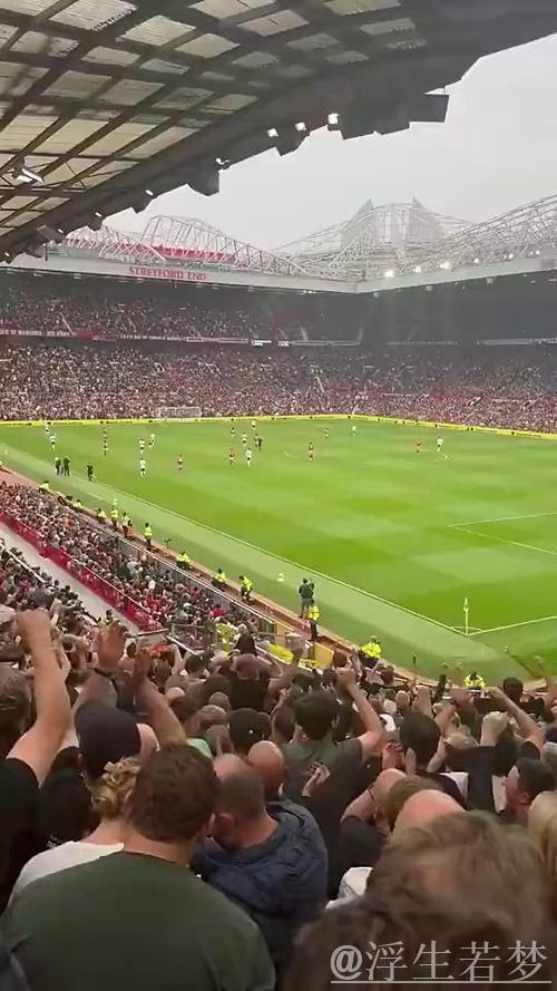 英超封王！利物浦球迷万人高唱队歌，众将动情泪洒