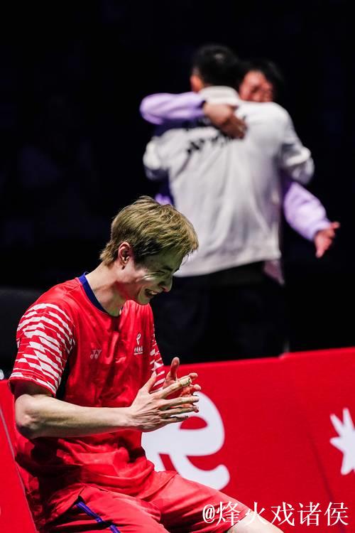 石宇奇逆转世锦赛首次夺冠 国羽男单时隔10年再问鼎 石宇奇逆转世锦赛首次夺冠 国羽男单时隔10年再问鼎